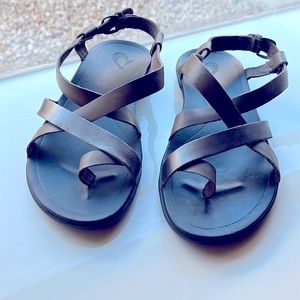 Olukai Upena silver and tan buckle sandals size women’s 6
